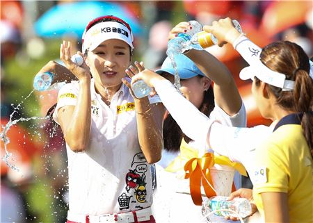 오지현이 한화클래식 최종일 우승 직후 동료들로부터 축하 물 세례를 받고 있다. 사진=KLPGA