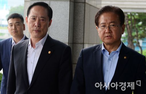 [포토]국방부 들어서는 송영무 장관과 서주석 차관