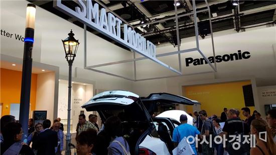 ▲2일(현지시간) 파나소닉이 'IFA 2017'에서 스마트 모빌리티 전시를 진행했다. (사진=원다라 기자)