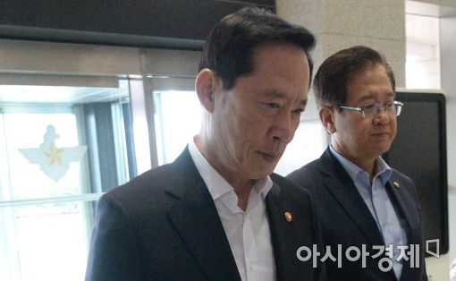 [포토]복잡한 표정의 송영무 장관