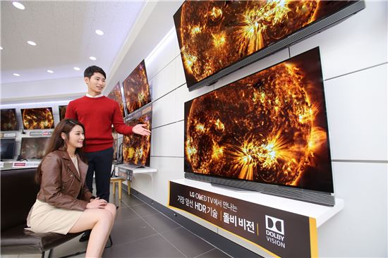LG전자가 9월 한 달간 전국 판매점에서 '올레드 TV' 할인 행사를 진행한다. 55인치 4K 해상도의 '올레드 TV'를 299만원에 판매한다.  LG전자 모델들이 LG 베스트샵 매장에서 LG 올레드 TV를 살펴보고 있다.