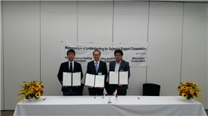 이창준 지역난방공사 플랜트안전처 처장(가운데)과 유니치로 카투수라 미쯔비시일렉트릭 전력 및 에너지시스템 해외 마케팅 처장 등이 업무협약 후 기념촬영을 하고 있다. 