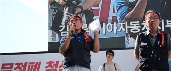 노동계 집회에 참가한 김성란 기아차노조위원장(왼쪽)과 박유기 현대차노조위원장.