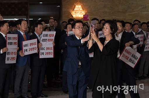 [포토]손혜원 의원 동영상 촬영 막는 김광림 의원