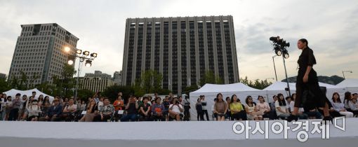 [포토]광장에서 즐기는 한복 패션쇼