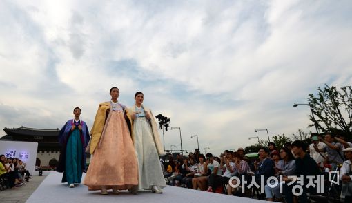 [포토]광장에서 즐기는 한복 패션쇼