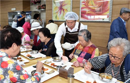 [포토]나진구 중랑구청장 중랑노인복지관 배식 봉사 