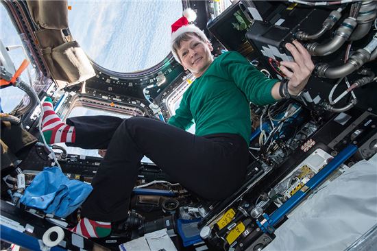 ▲페기 윗슨이 지난해 12월23일 크리스마스 이브를 앞두고 우주전망대 '큐폴라'에서 포즈를 취하고 있다.[사진제공=NASA]