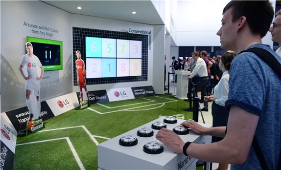 LG전자, 英 축구스타의 이색 슈팅 대결 1억 네티즌 사로잡았다