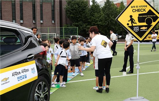 5일 서울 유석초등학교 1학년 어린이 60명이 서울지방경찰청 담당 경찰관과 세이프키즈 안전강사로부터 교통 안전교육을 받고있다.