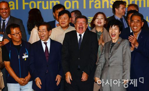 [포토]함박웃음 짓는 가이 라이더 ILO 사무총장과 참석자들