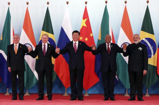 중국 푸젠성 샤먼에서 열린 브릭스(BRICs·브라질, 러시아, 인도, 중국, 남아공) 정상회의에 참석한 5개국 정상들이 손을 잡고 기념촬영을 하고 있다.([사진=AP연합)