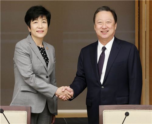 ▲박용만 대한상의 회장(오른쪽)과 김영주 고용노동부 장관이 악수를 하고 있다.
