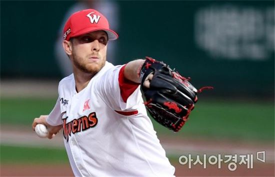 [포토]역투하는 SK 선발 켈리