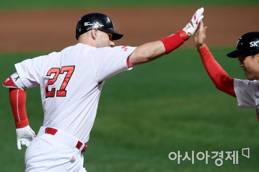 [포토]동료들의 격한 축하 받는 SK 로맥