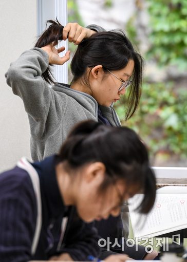 [포토]수능 모의평가, 머리 질끈 묶고