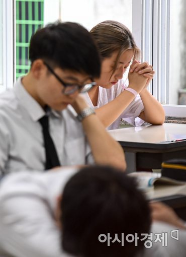 [포토]수능 모의평가, '소녀의 기도'