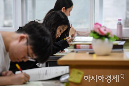 [포토]수능 모의평가 준비하는 고3 수험생들