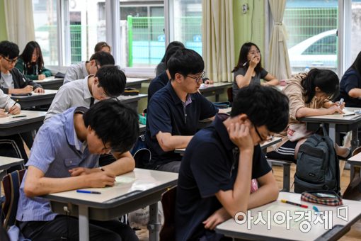지난 6일 오전 서울 서초고등학교에서 고3 수험생들이 수능 모의평가 시작을 기다리고 있다. (사진 강진형 기자 aymsdream@)