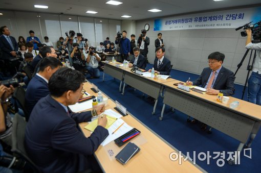김상조·유통업계 대표단 만났지만…나홀로 빠진 면세協 회장