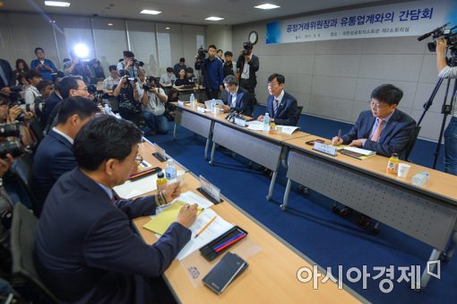 [포토]유통업계 관계자들과 간담회하는 김상조 공정거래위원장