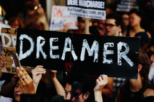 [이미지출처=연합뉴스]5일(현지시간) 미국 뉴욕 트럼프타워 앞에서 다카(DACA) 폐지에 반대하는 시민들이 시위를 벌이고 있다. 