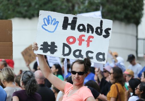 [이미지출처=연합뉴스]5일(현지시간) 미국 LA에서 다카(DACA) 폐지에 반대하는 시민들이 시위를 벌이고 있다.