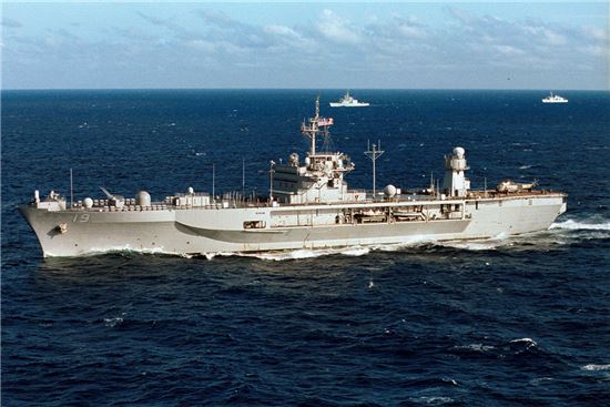 미국 7함대 기함이자 지휘함인 USS블루리지함의 모습(사진=위키피디아)