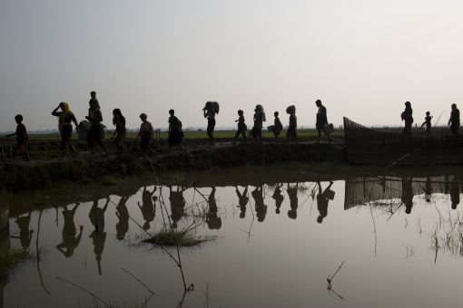 [이미지출처=AP연합뉴스]미얀마 정부군의 공격을 피해 방글라데시로 도피중인 로힝야족의 행렬