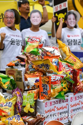 [포토]광화문 광장에 수북히 쌓인 과자봉지