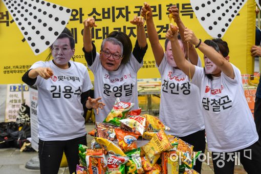 [포토]과장 봉지 위에 뿌려진 계란