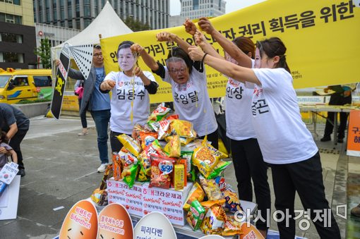 [포토]과자 위에 뿌려진 계란