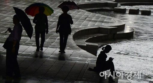 [포토]비 내리는 청계천