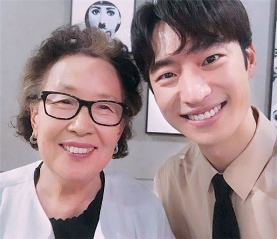 '아이 캔 스피크' 이제훈, 나문희와 케미 폭발 셀카 공개 '훈훈'