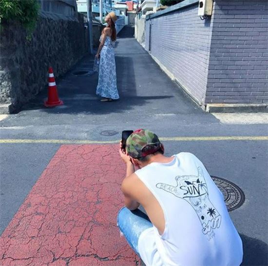 송재희, 거구의 몸 한껏 숙이며 지소연 사진 찍어주기 '사랑꾼 면모'