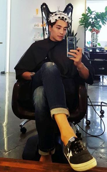 민우혁, 미용실에서 머리하며 '찰칵'...'굴욕없는 완벽한 외모'