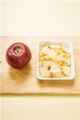 1. 사과는 깨끗이 씻어 껍질째 얇게 썬다.
