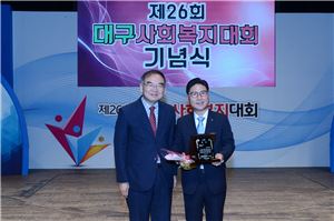 김점수 한국가스공사 기획본부장(오른쪽)이 사회공헌부문 대상을 수상한 후 활짝 웃고 있다.