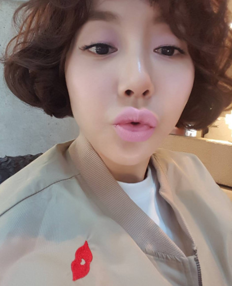 ‘싱글와이프’ 황혜영, 분홍색 립스틱?…입술 ‘쭉’ 내밀고 ‘찰칵’ 