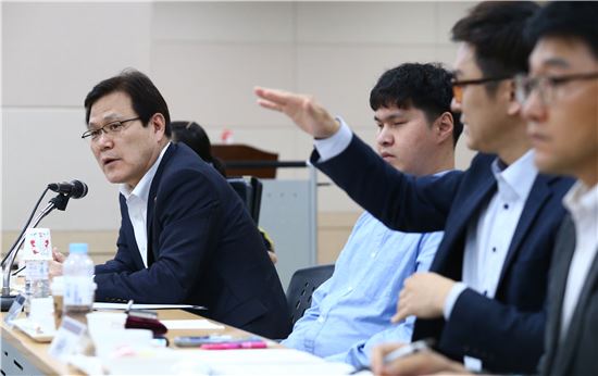 [포토]최종구 금융위원장, '장애인 금융이용 제약 해소 간담회' 참석