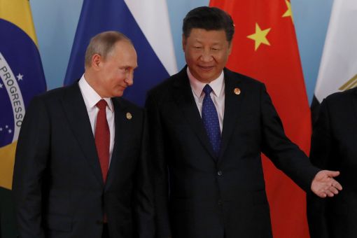 다정한 모습의 시진핑 중국 국가주석(오른쪽)과 블라디미르 푸틴 러시아 대통령. [사진=EPA연합]