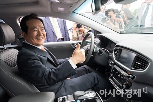 [포토]현대 '아이오닉'을 시승한 정세균 의장