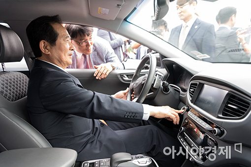 [포토]현대 '아이오닉' 시승하는 정세균 의장