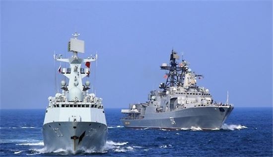 지난 2016년 9월, 남중국해에서 합동 해군훈련을 실시 중인 러시아와 중국 해군 모습(사진=AP연합)