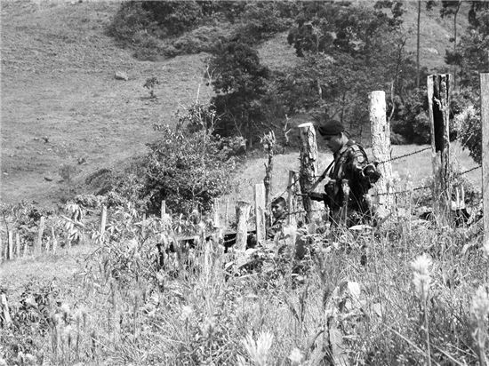 콜롬비아의 게릴라 진압부대원들. 1960~1970년대 라틴아메리카는 '게릴라의 대륙'으로 불리며 게릴라활동이 전성기를 이뤘다. 그들은 폭력적으로 집권한 군사정권에 맞서는 방법으로 무장투쟁을 택했고 정부군과 게릴라 사이의 내전은 한때 라틴아메리카의 한 특징이 된다. /사진 개마고원