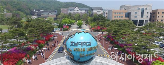 개교 40주년을 앞두고 있는 호남대학교는 교육부 프라임(PRIME)사업과 지방대특성화(CK)사업, 사회맞춤형 산학협력 선도대학(LINC+) 육성사업 등 국책대학으로 잇따라 선정되면서 4차산업혁명시대를 이끌어갈 호남권사립거점대학으로 자리매김했다. 