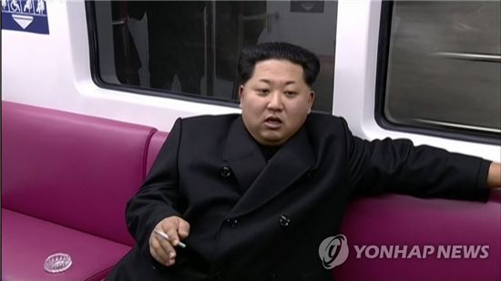 지난 2015년 12월 북한 지하철 시운전 행사에 참석한 김정은 노동당 위원장이 담배를 피우는 모습/사진=연합뉴스