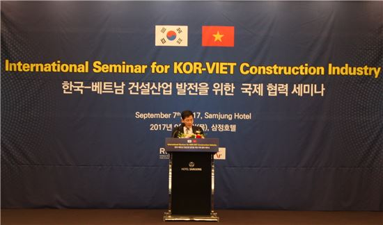 7일 오전 서울 삼정호텔에서 열린 '한국-베트남 건설산업 발전을 위한 국제 협력 세미나'에서 서명교 대한건설정책연구원 원장이 개회사를 하고 있다.