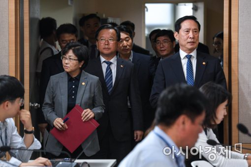 [포토]브리핑룸으로 들어서는 김은경-김부겸-송영무 장관