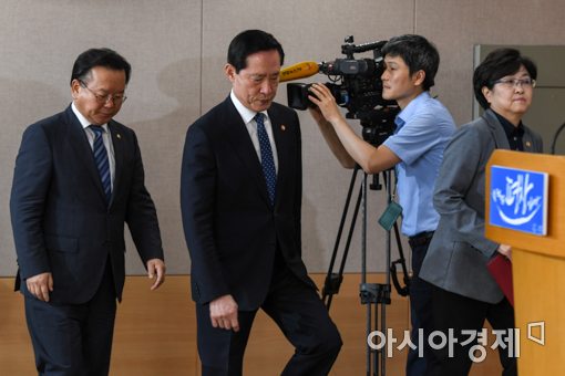 [포토]무거운 표정의 김부겸-송영무-김은경 장관